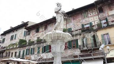 圣母玛利亚维罗纳喷泉，在维罗纳的德尔埃贝广场有古老的墙画